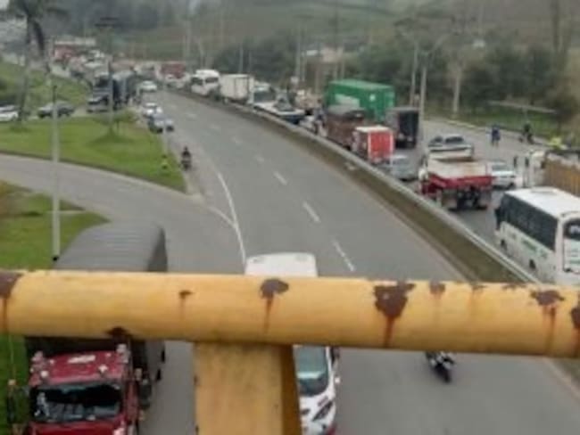 Caos vehicular en Rionegro por paro de transportadores. Cortesía: Denuncias Antioquia.