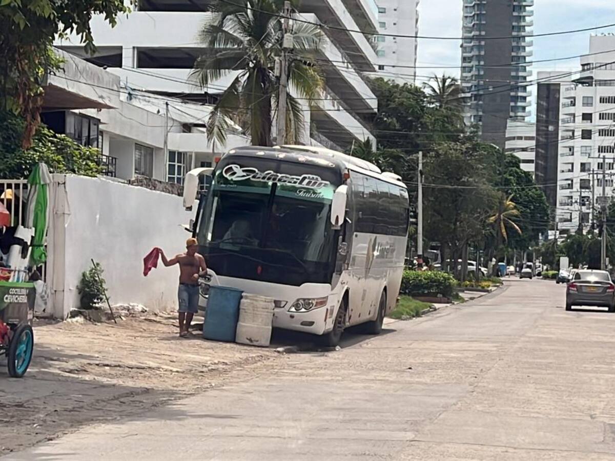 Tres conductores de transporte especial sancionados por mal parqueo en Bocagrande