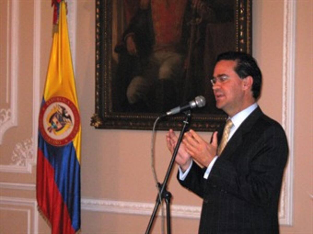 Comisionado dice que el gobierno apoya la liberación de Moncayo