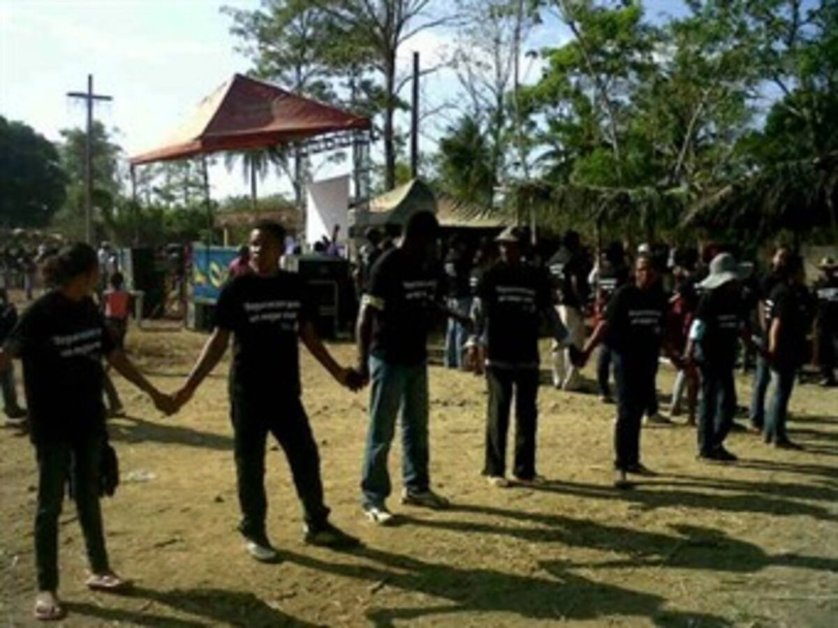 Jefes 'paras' entregan monumento a víctimas de sus crímenes