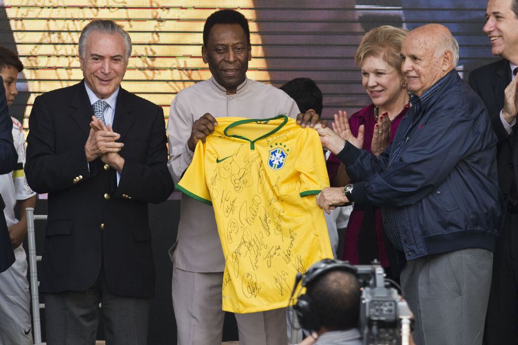 Pelé con la camiseta de Brasil (Photo by Nelson ALMEIDA / AFP) (Photo by NELSON ALMEIDA/AFP via Getty Images)