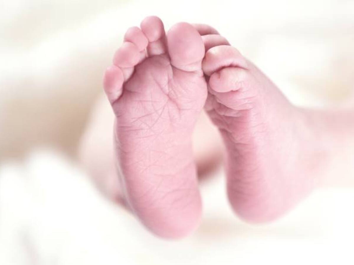 La tierna forma en que una pareja de invidentes conoce a su bebé