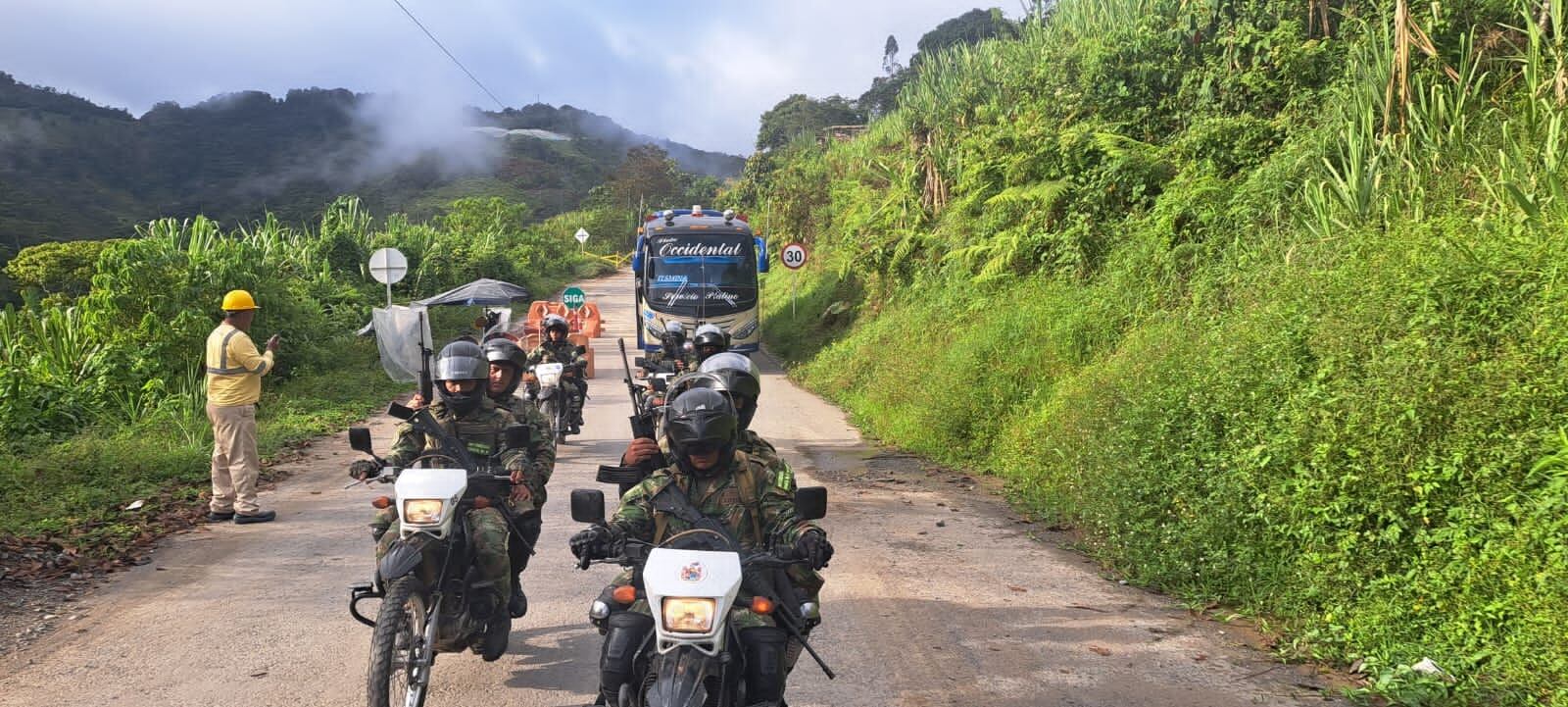 Escoltan los buses que llevan pasajeros entre Risaralda y Chocó - Batallón San Mateo de Risaralda.