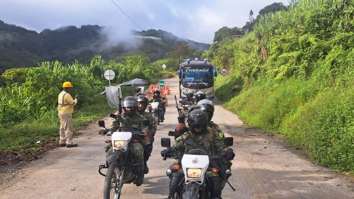 Con escolta del Ejército se reactiva el transporte de pasajeros entre Risaralda y Chocó