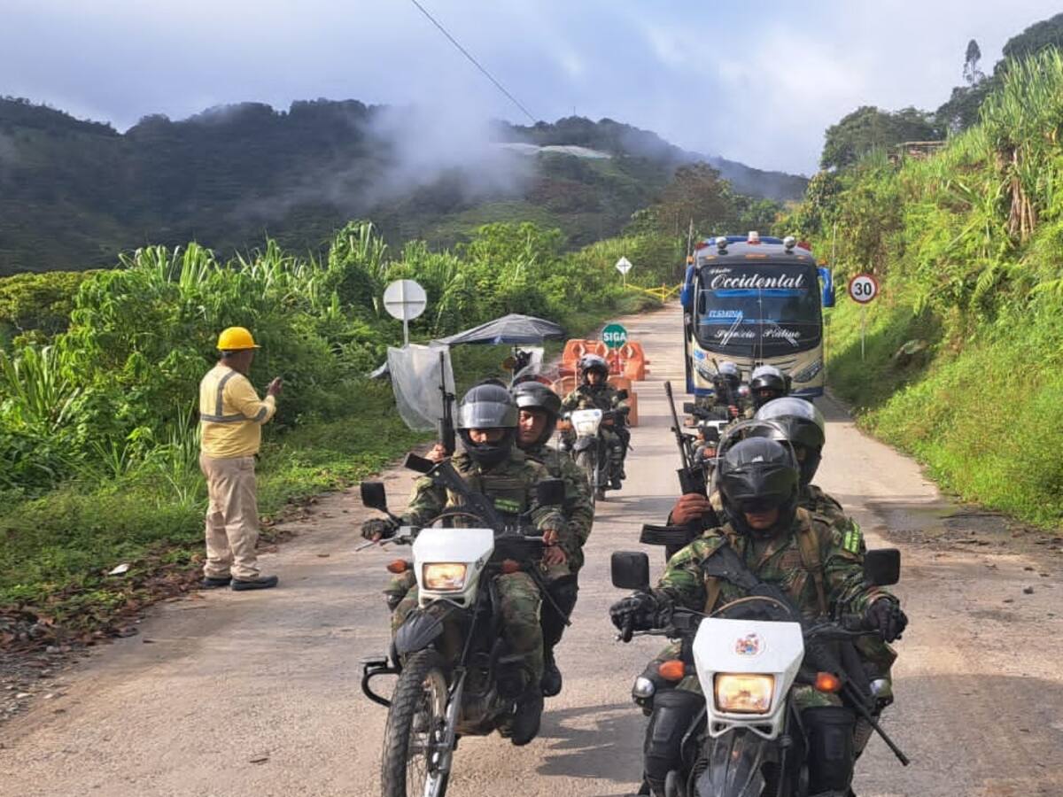 Con escolta del Ejército se reactiva el transporte de pasajeros entre Risaralda y Chocó