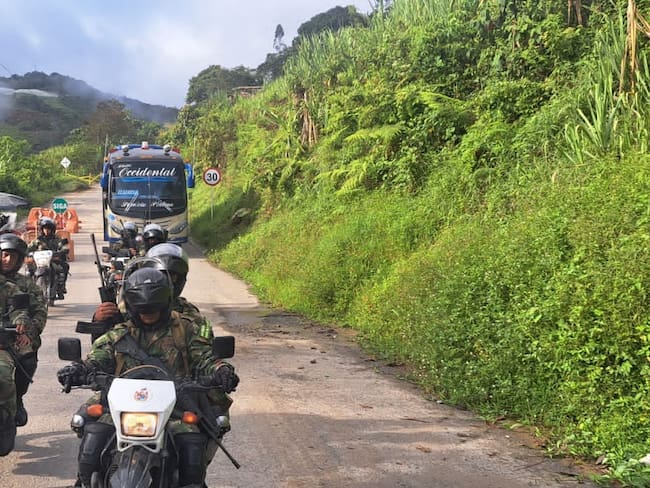 Escoltan los buses que llevan pasajeros entre Risaralda y Chocó - Batallón San Mateo de Risaralda.