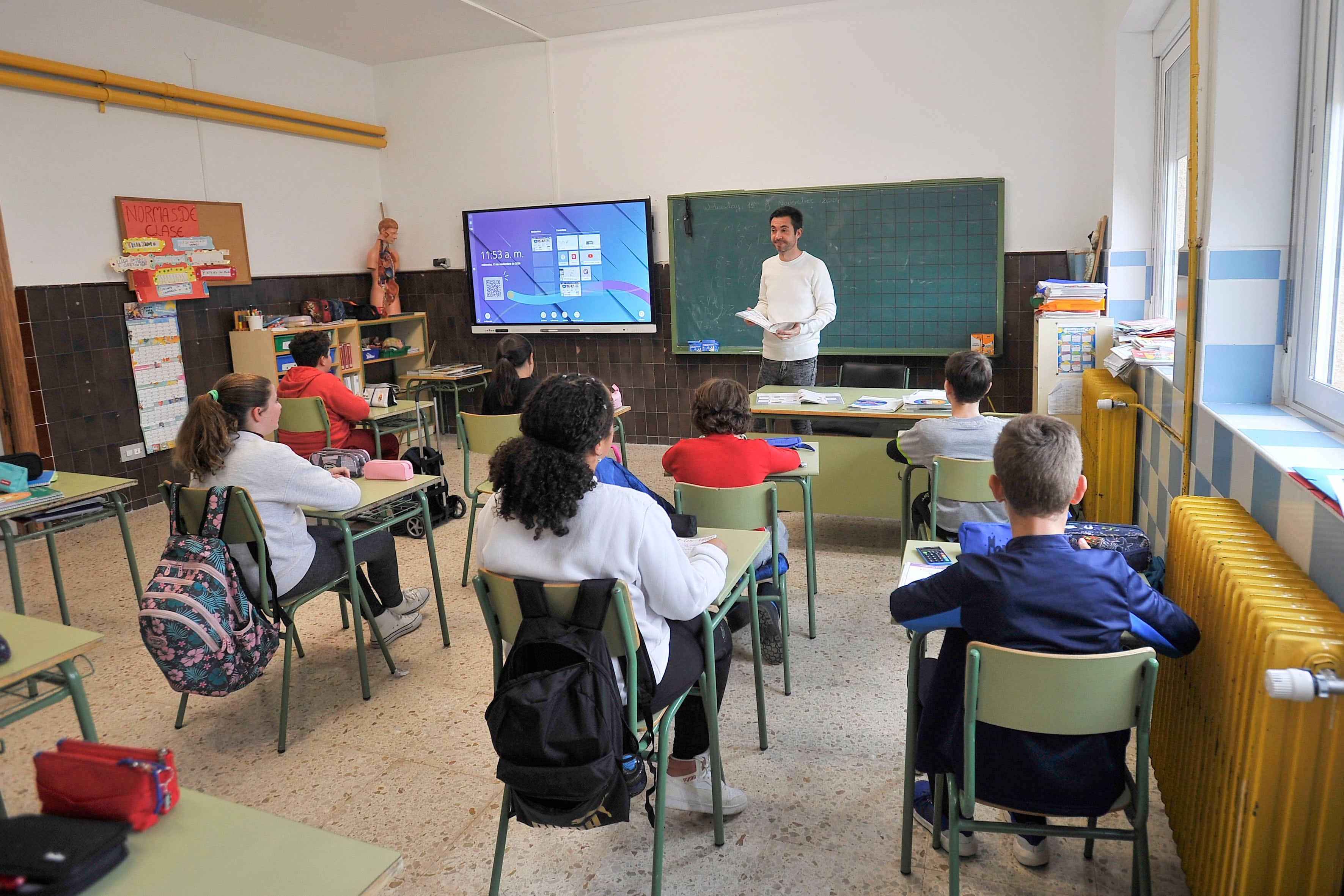 LETUR (ALBACETE, CASTILLA LA MANCHA), 13/11/2024.- Un grupo de estudiantes vuelve a las clases escolares este miércoles, en Letur (Albacete). Los 34 alumnos del colegio de Educación Infantil y Primaria Nuestra Señora de la Asunción de Letur (Albacete) han podido volver este miércoles a su centro, tras pasar algo más de una semana en otro de la vecina localidad de Socovos debido a las consecuencias de la dana en el pueblo, y donde ahora abordan un proyecto de inteligencia emocional. EFE/ Manu