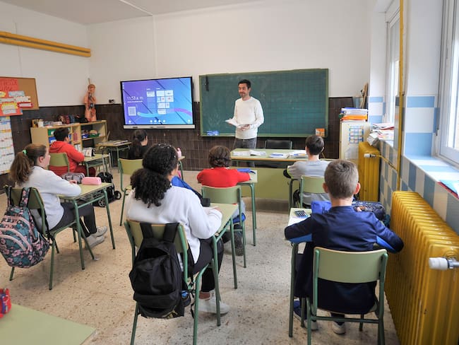 LETUR (ALBACETE, CASTILLA LA MANCHA), 13/11/2024.- Un grupo de estudiantes vuelve a las clases escolares este miércoles, en Letur (Albacete). Los 34 alumnos del colegio de Educación Infantil y Primaria Nuestra Señora de la Asunción de Letur (Albacete) han podido volver este miércoles a su centro, tras pasar algo más de una semana en otro de la vecina localidad de Socovos debido a las consecuencias de la dana en el pueblo, y donde ahora abordan un proyecto de inteligencia emocional. EFE/ Manu