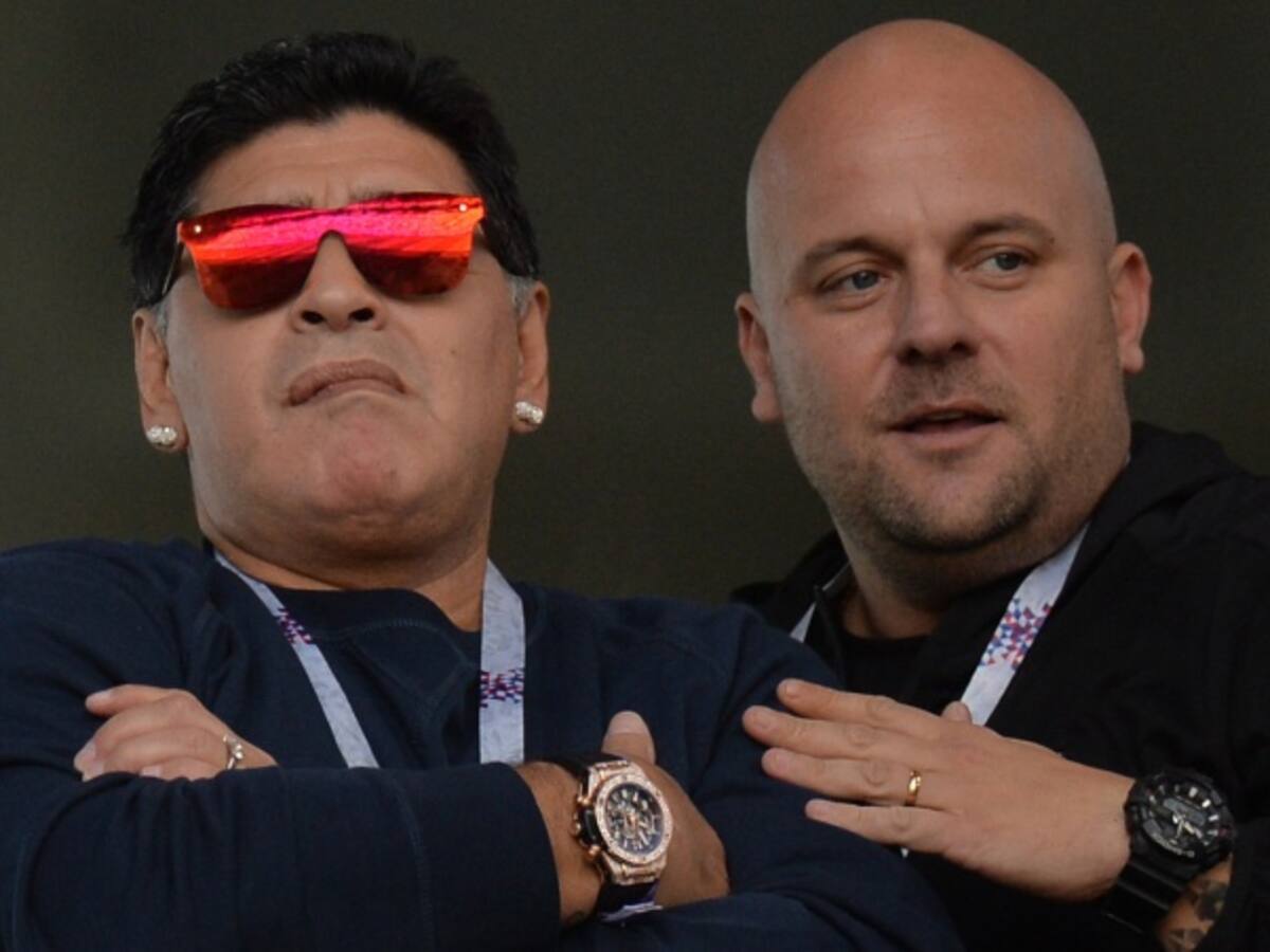 Maradona pide excusas por fumar durante partido de Argentina