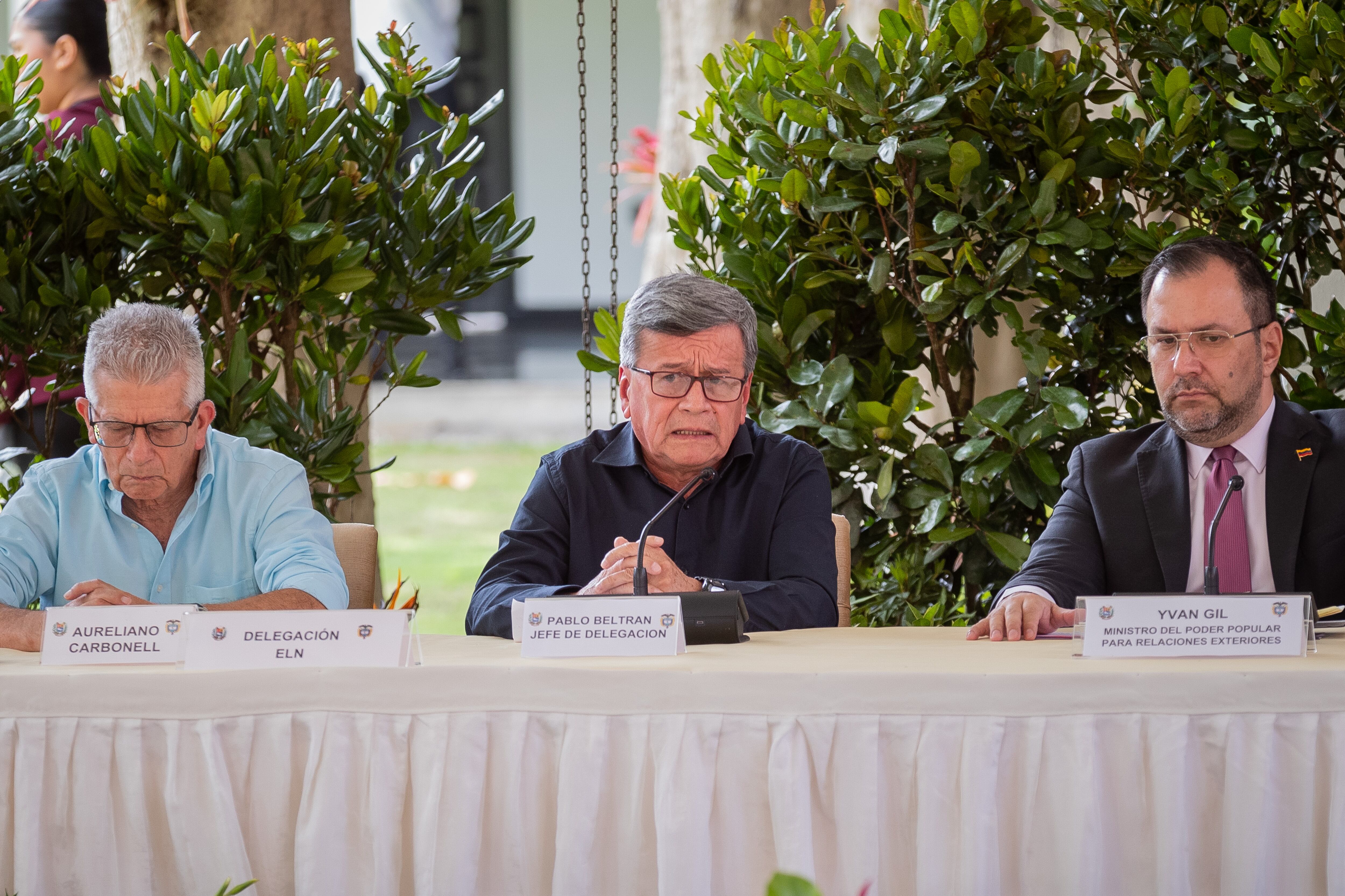 AME6480. CARACAS (VENEZUELA), 04/09/2023.- El jefe de la delegación del ELN Pablo Beltrán habla durante en el cierre del cuarto ciclo de diálogos de paz entre el Gobierno de Colombia y el Ejercito de Liberación Nacional (ELN), hoy en la Casona Aquiles Nazoa de Caracas (Venezuela). Las delegaciones del Gobierno colombiano y de la guerrilla del Ejército de Liberación Nacional (ELN) cerraron este lunes el cuarto ciclo de negociaciones de paz en Caracas, con la aprobación de acciones humanitarias para dos "zonas de crisis" en las que la población atraviesa una "grave afectación" por el conflicto. EFE/ Rayner Peña R