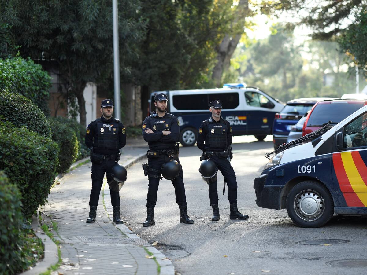 España descarta elevar alerta terrorista tras hallazgo de 6 sobres bomba