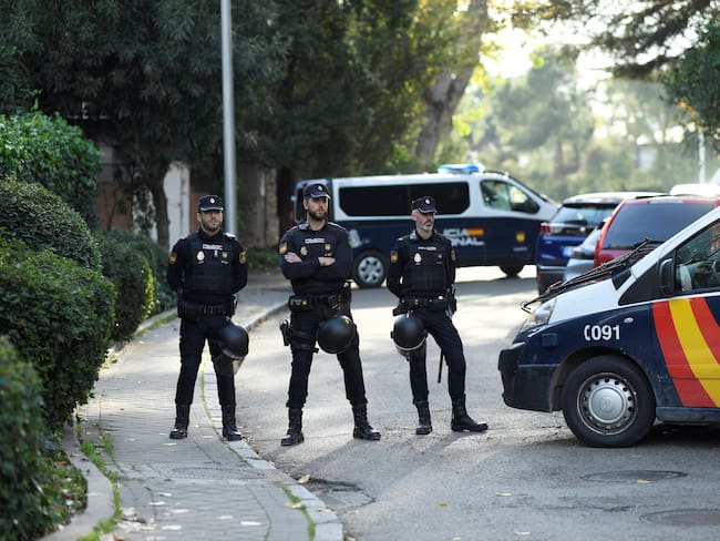 Cierres policiales en España tras el hallazgo de múltiples cartas bomba en distintas zonas del país. 
(Foto: OSCAR DEL POZO/AFP via Getty Images)