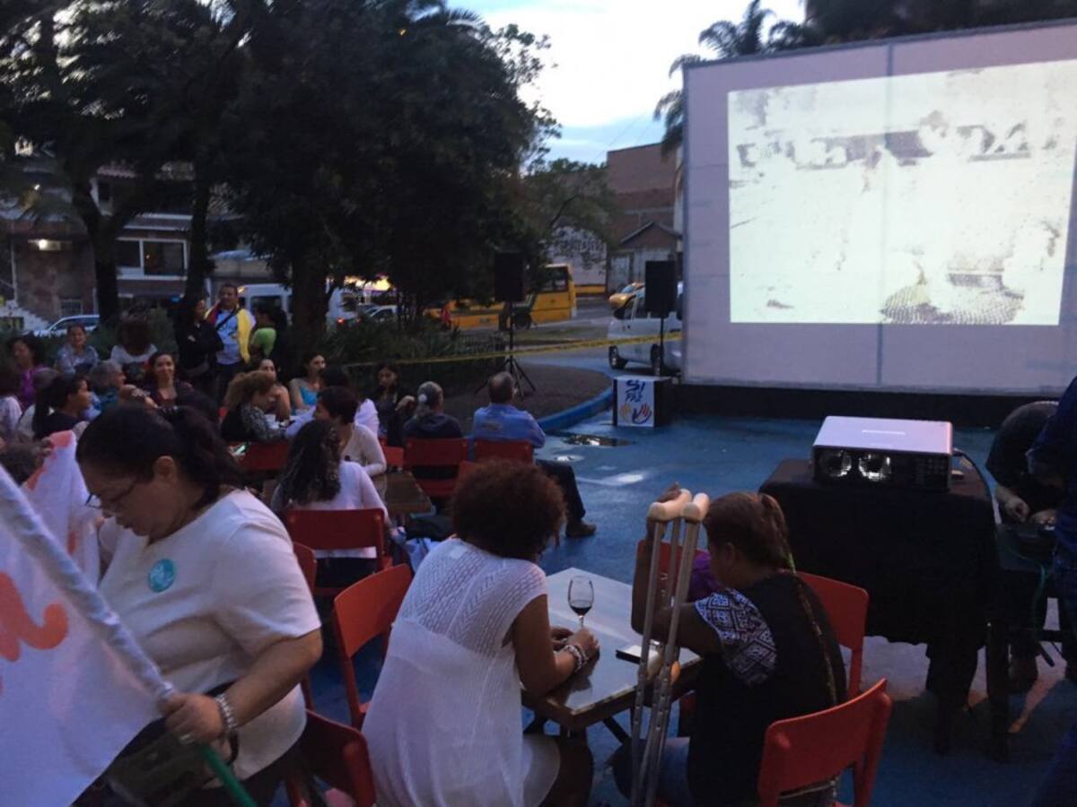 Pantalla gigante frente al Pablo Tobón Uribe para recibir la noticia de la paz. 
