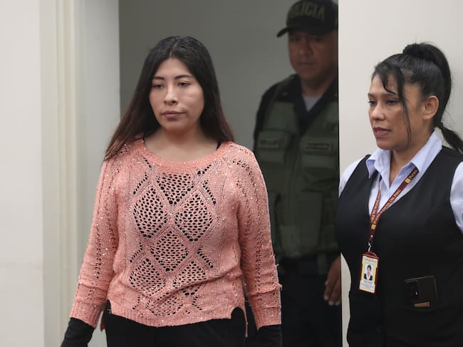 La ex primera ministra de Pedro Castillo, Betssy Chávez , ingresando a una sala de audiencias en Lima (Perú).EFE/ Paolo Aguilar ARCHIVO