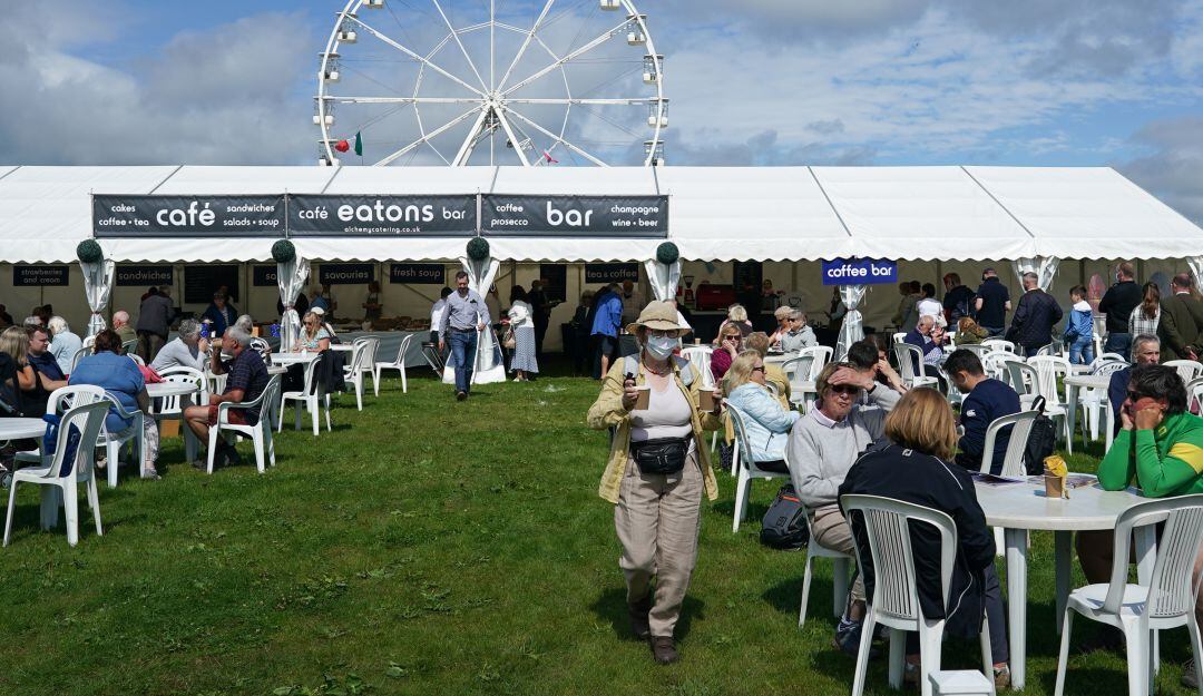 Con el uso del pasaporte de vacunación se pemiten algunas aglomeraciones.