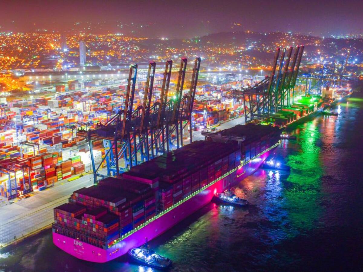El llamativo barco que llegó al Puerto de Cartagena