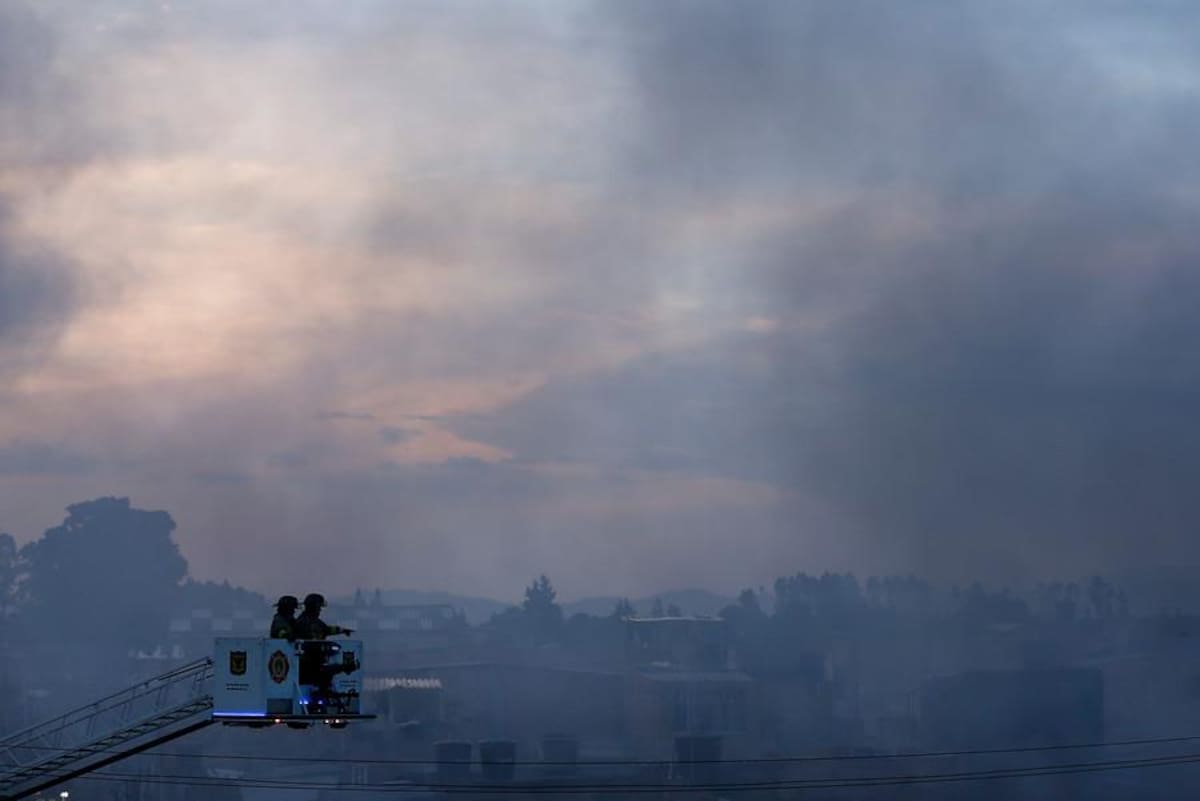 Oficiales del Cuerpo de Bomberos de las localidades de Puente Aranda, Garcés Navas y Fontibón atendieron un incendio estructural, en una bodega de solventes, ubicada en la carrera 119 con 64, en la localidad de Engativá, al occidente de Bogotá.
