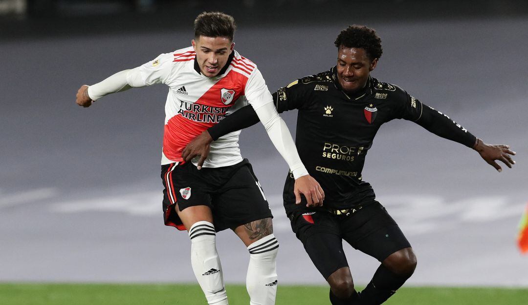 Enzo Fernández (River Plate) y Yéiler Góez (Colón de Santa Fe) en 2021
