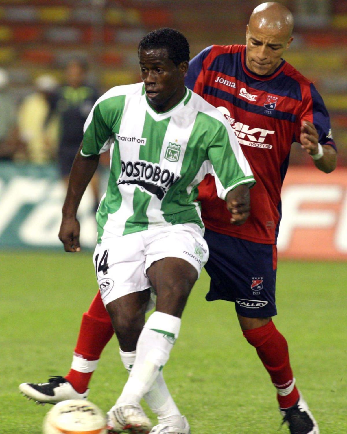 Carmelo Valencia jugó en Corea del Sur del 2010 al 2011 con el equipo Ulsan Hyundai y desde el 2013 está en China jugando en el Tianjin Teda y el Beijing BG.