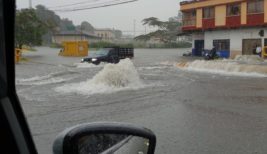 Nuevamente se inundó el sector de la glorieta que comunica hacia la antigua estación del ferrocarril en Armenia