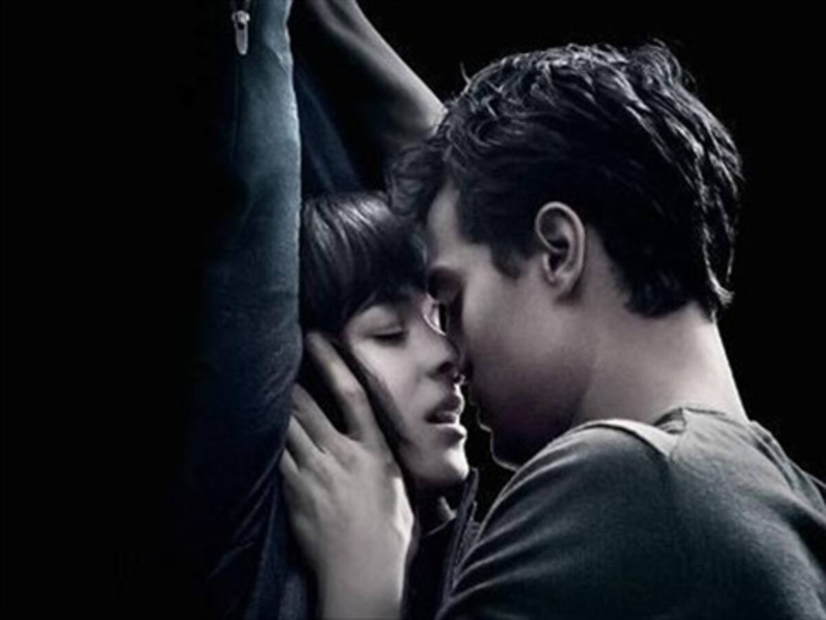 "Cincuenta Sombras de Grey" se estrena en medio de polémica de género