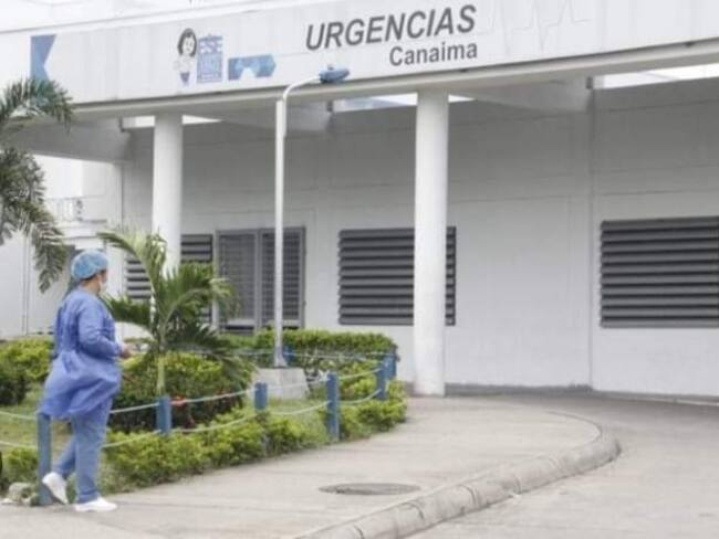 El menor de 8 años al apoyarse en el lavamanos este se desprende.