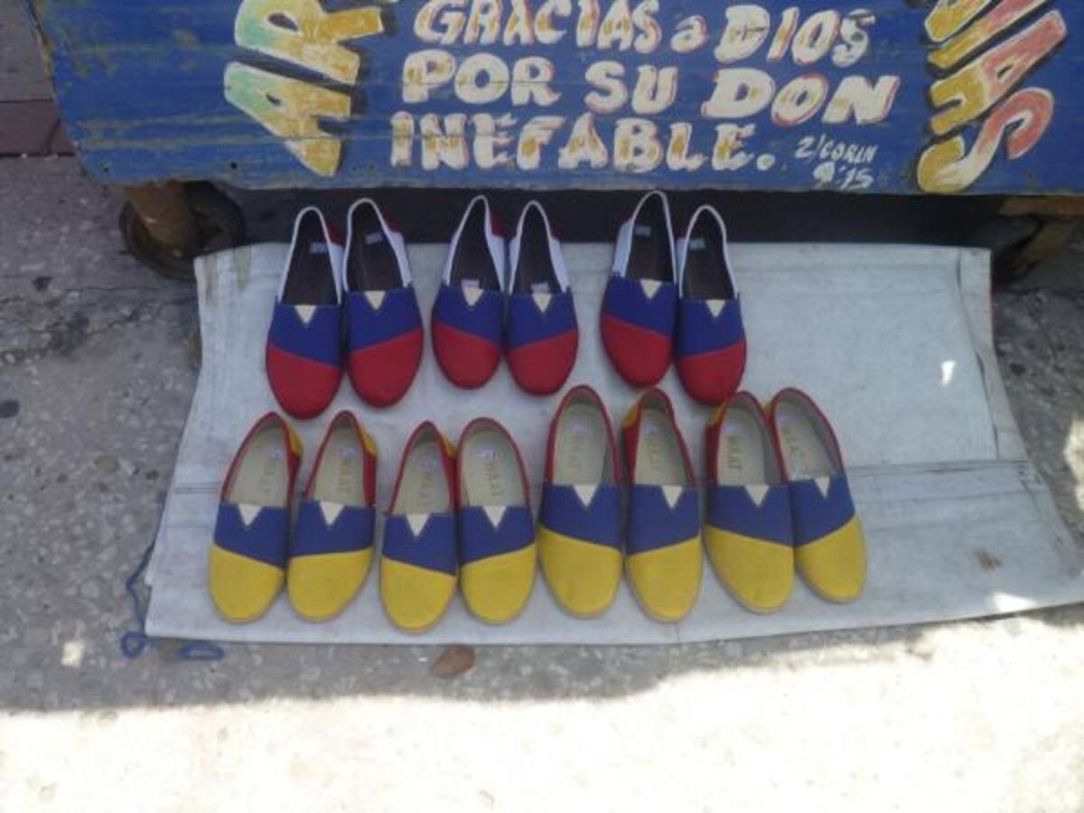 Las calles de Barranquilla están inundadas de objetos referentes al tricolor nacional.