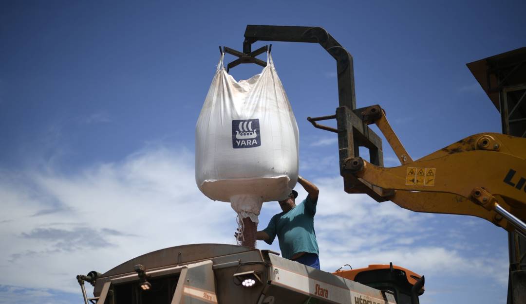 Aplicación de fertilizantes en Brasil. Foto: Getty