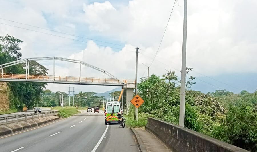 Desde este puente peatonal fue lanzado un hombre de 73 años en Ibagué