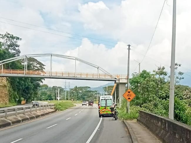 Desde este puente peatonal fue lanzado un hombre de 73 años en Ibagué
