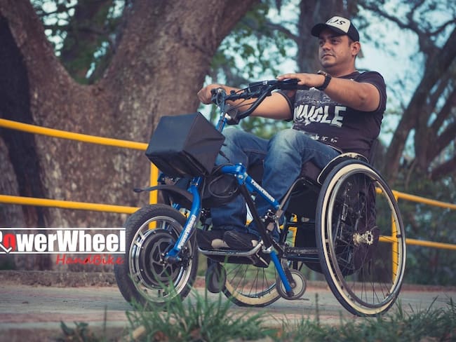 Este dispositivo convierte la silla de ruedas en una bicicleta eléctrica