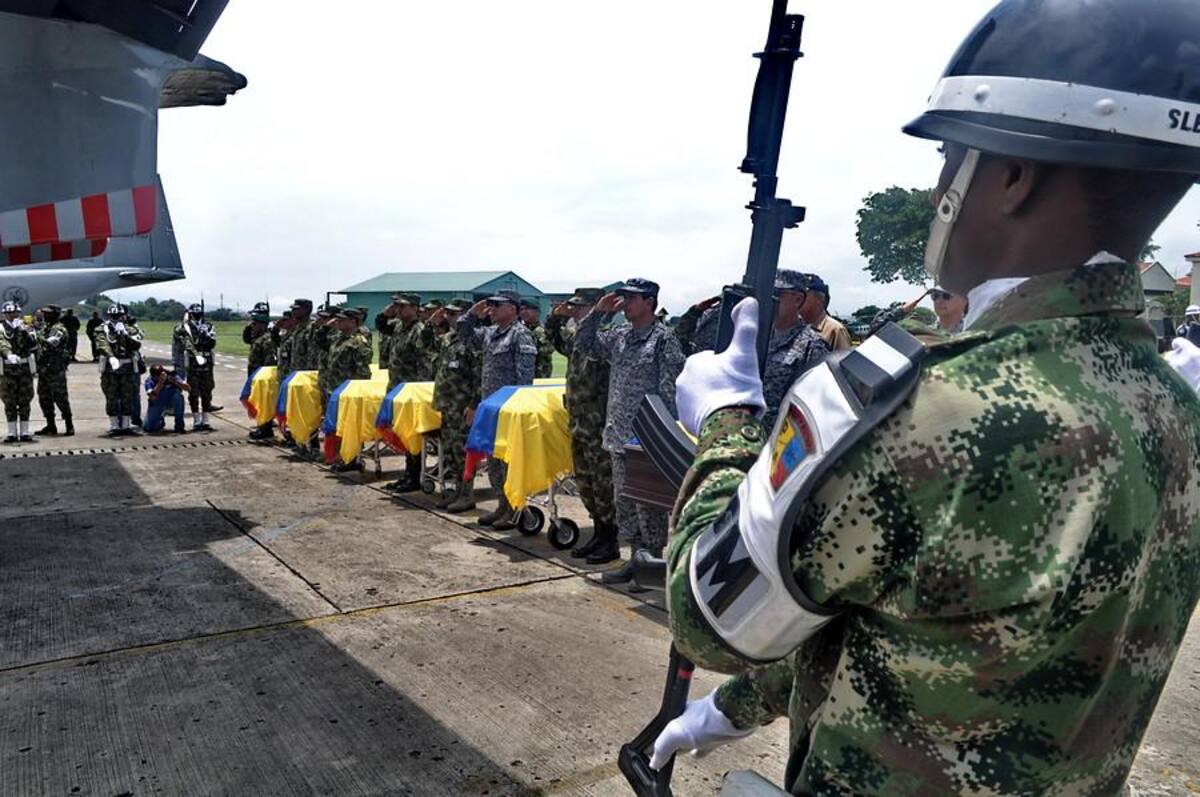 Miembros del Ejército y la Fuerza Aérea despidieron los feretros de los soldados asesinados por las Farc en una emboscada en  Buenos Aires, Cauca.