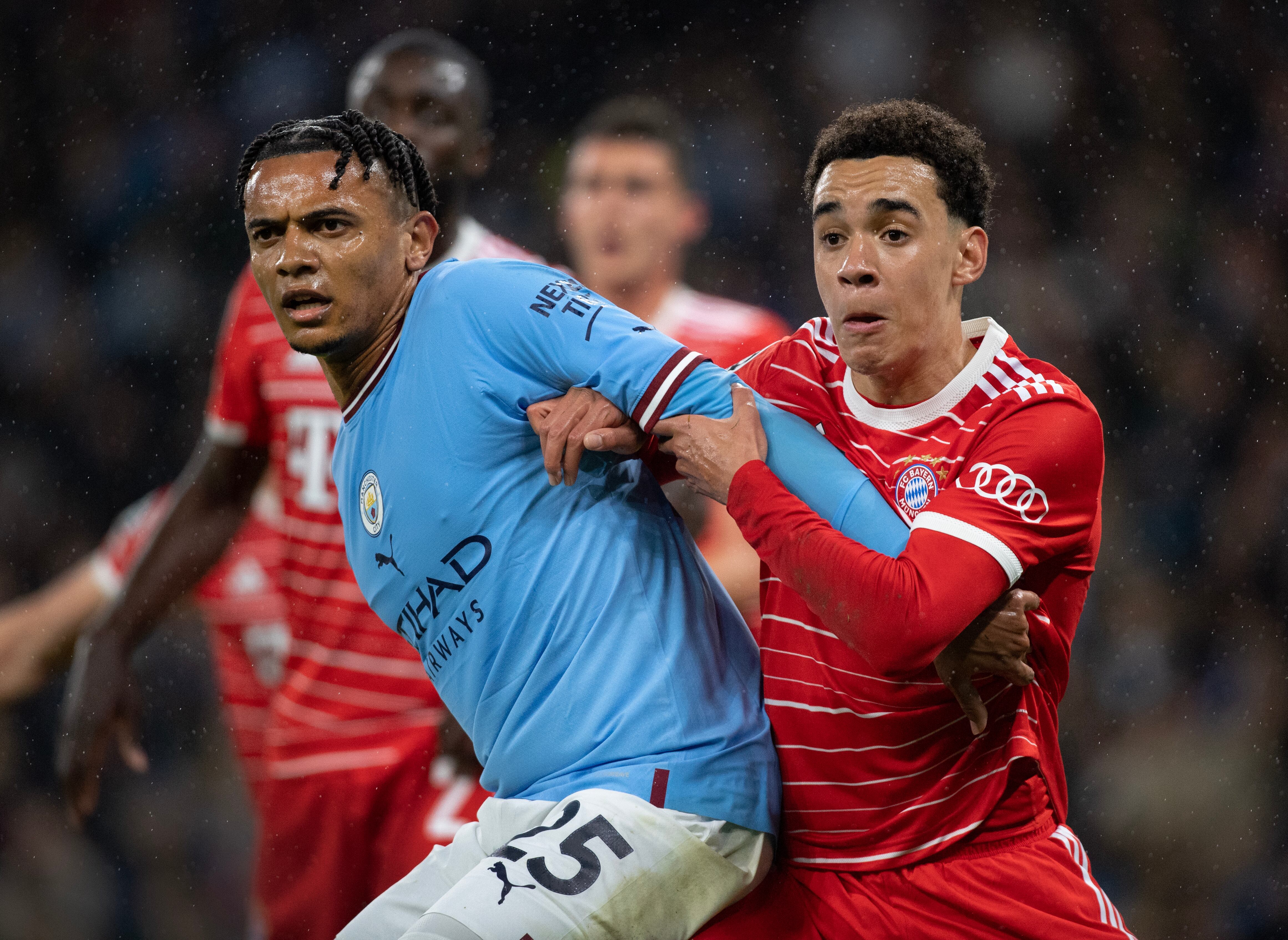 Manuel Akanji de Manchester City y Jamal Musiala de Bayern Munich durante el juegod de UEFA Champions League.(Photo by Visionhaus/Getty Images)