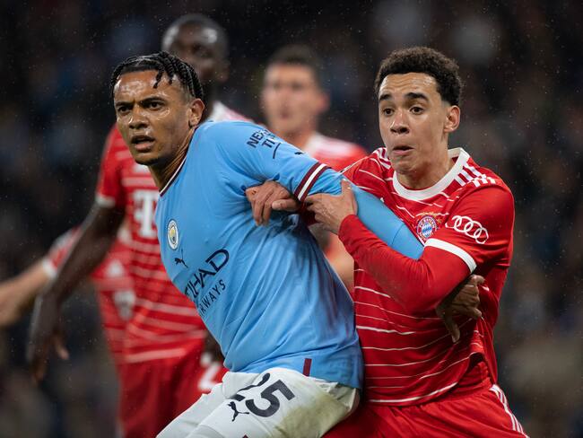 Manuel Akanji de Manchester City y Jamal Musiala de Bayern Munich durante el juegod de UEFA Champions League.(Photo by Visionhaus/Getty Images)
