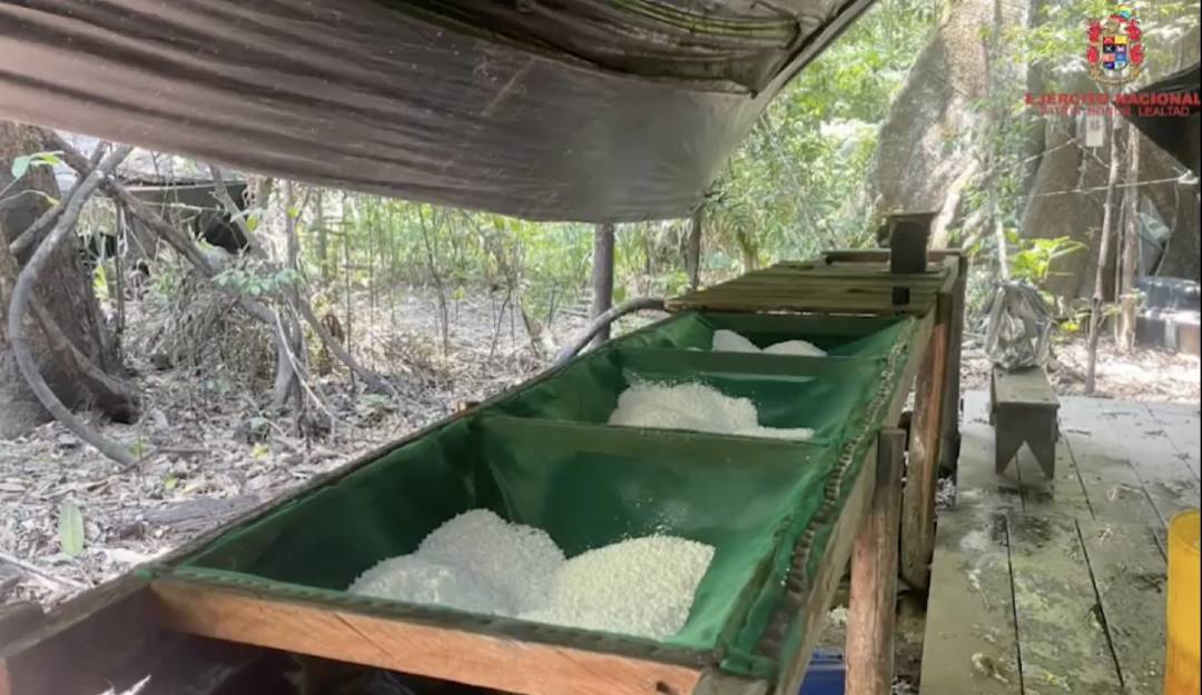 Fueron incautados 180 kilos de clorhidrato de cocaína e insumos para la fabricación del ilícito avaluados en más de 2.000 millones de pesos. | Cortesía: Ejército Nacional