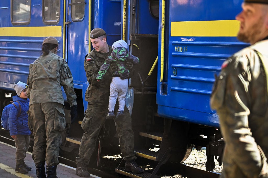Mujeres y niños, llegan a Przemysl en un tren desde Odesa en Ucrania (Photo by Jeff J Mitchell/Getty Images)
