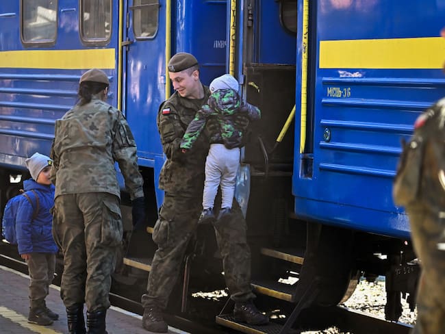 Mujeres y niños, llegan a Przemysl en un tren desde Odesa en Ucrania (Photo by Jeff J Mitchell/Getty Images)