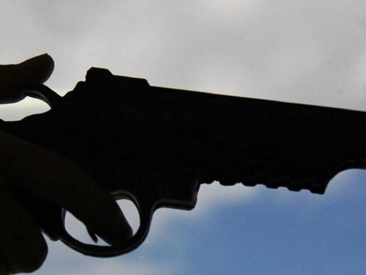 En plena clase profesora fue encañonada con pistola para robarle el celular