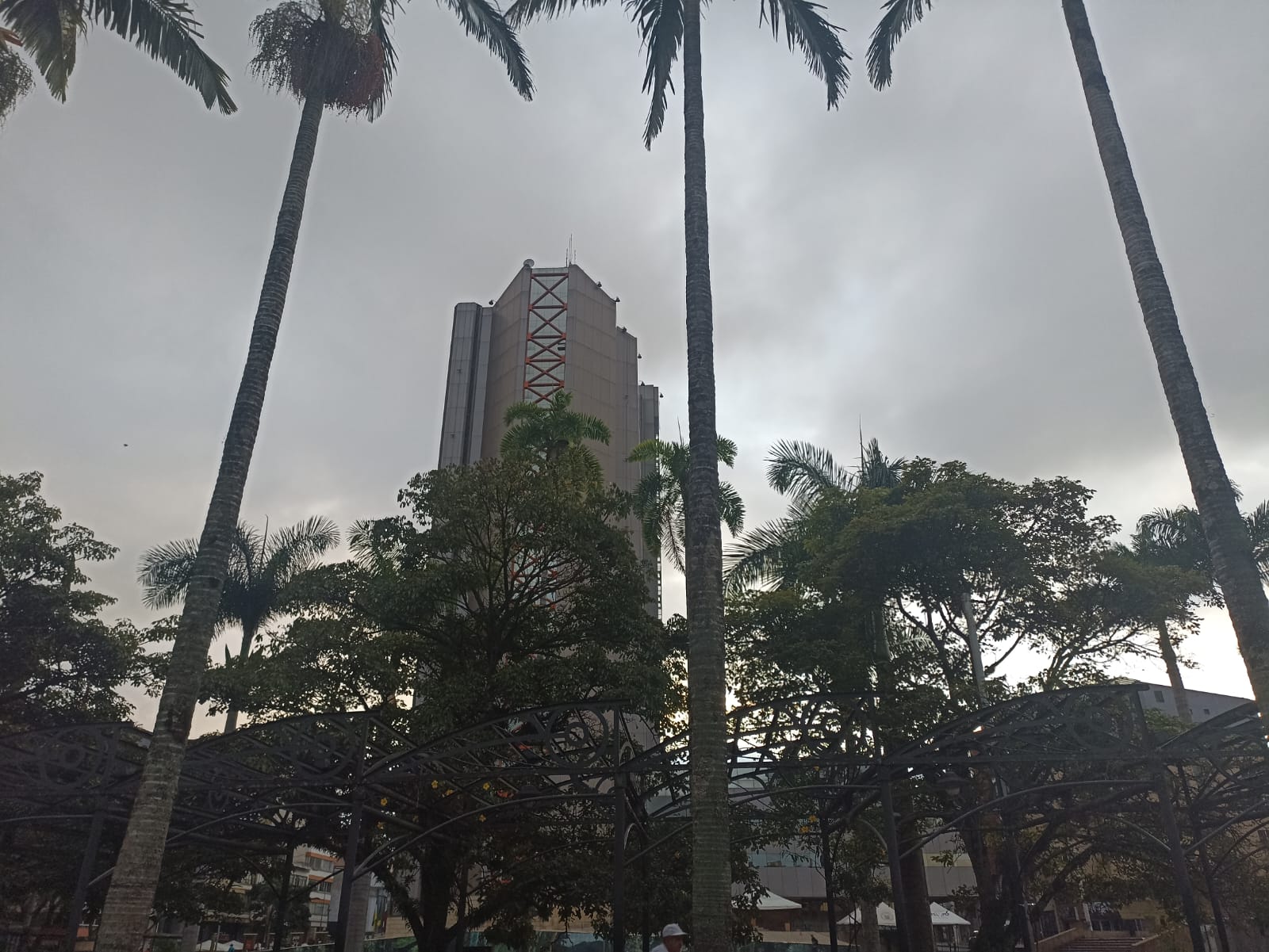 Amanecemos con cielo nublado en Armenia, al fondo el edificio de la Gobernación del Quindío