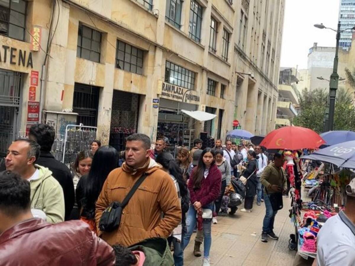Sigue el caos por largas filas para realizar trámite de expedición de pasaportes en Bogotá