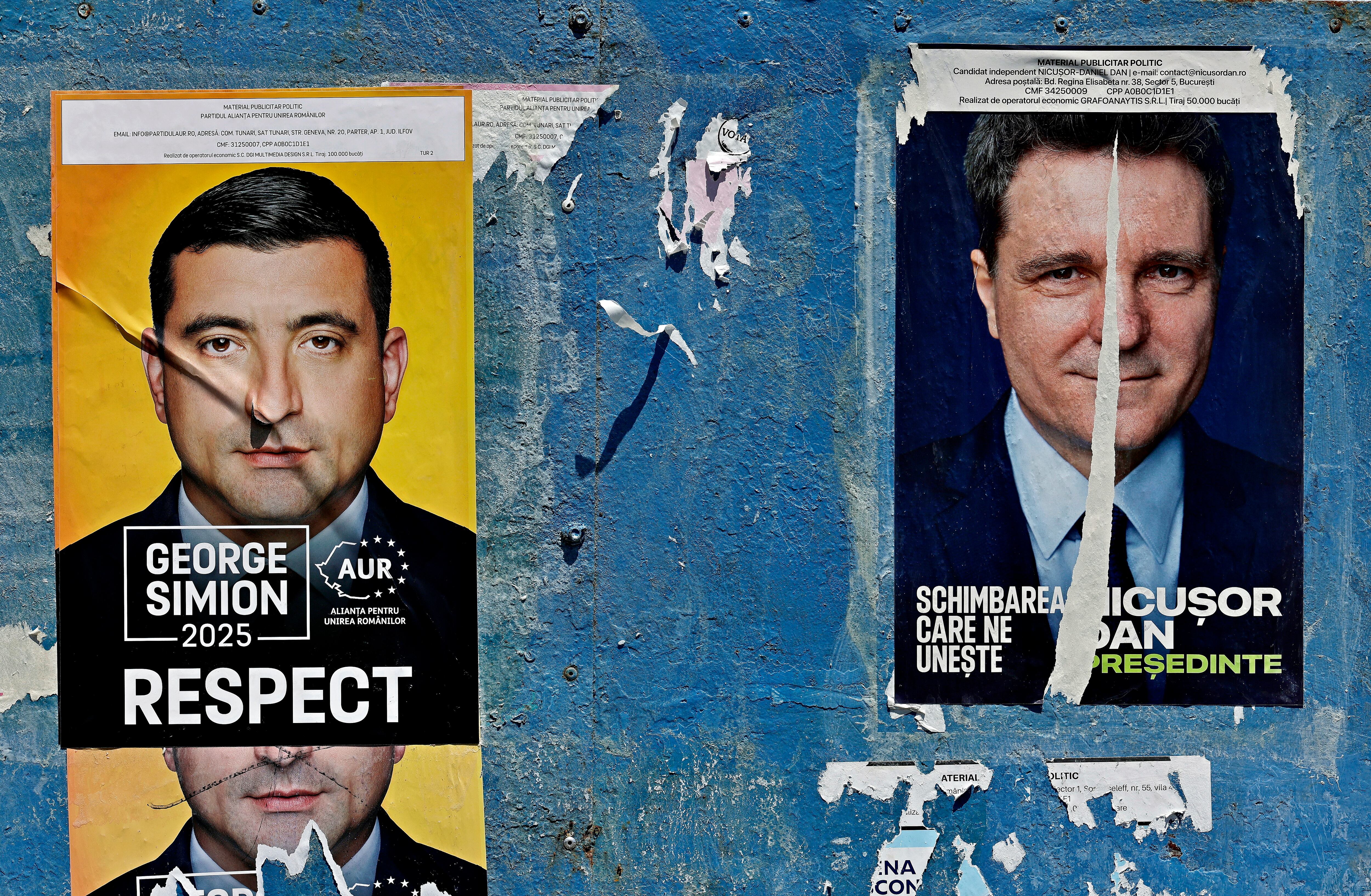 Bucharest (Romania), 15/05/2025.- A billboard displays electoral posters of the candidates for the 2025 presidential election runoff, in Bucharest, Romania, 15 May 2025. The runoff for the 2025 Romanian presidential election will be held on 18 May between AUR party leader George Simion, who won the first round of the Romanian election rerun with 40.96 percent of the vote, and mayor of Bucharest Nicusor Dan. (Elecciones, Rumanía, Bucarest) EFE/EPA/ROBERT GHEMENT