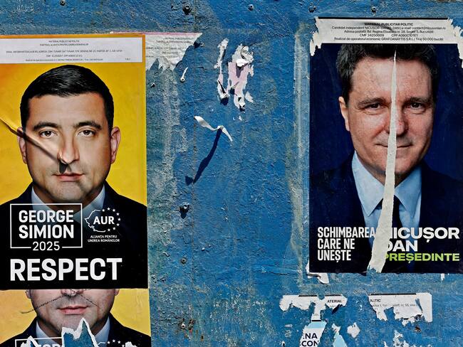 Bucharest (Romania), 15/05/2025.- A billboard displays electoral posters of the candidates for the 2025 presidential election runoff, in Bucharest, Romania, 15 May 2025. The runoff for the 2025 Romanian presidential election will be held on 18 May between AUR party leader George Simion, who won the first round of the Romanian election rerun with 40.96 percent of the vote, and mayor of Bucharest Nicusor Dan. (Elecciones, Rumanía, Bucarest) EFE/EPA/ROBERT GHEMENT