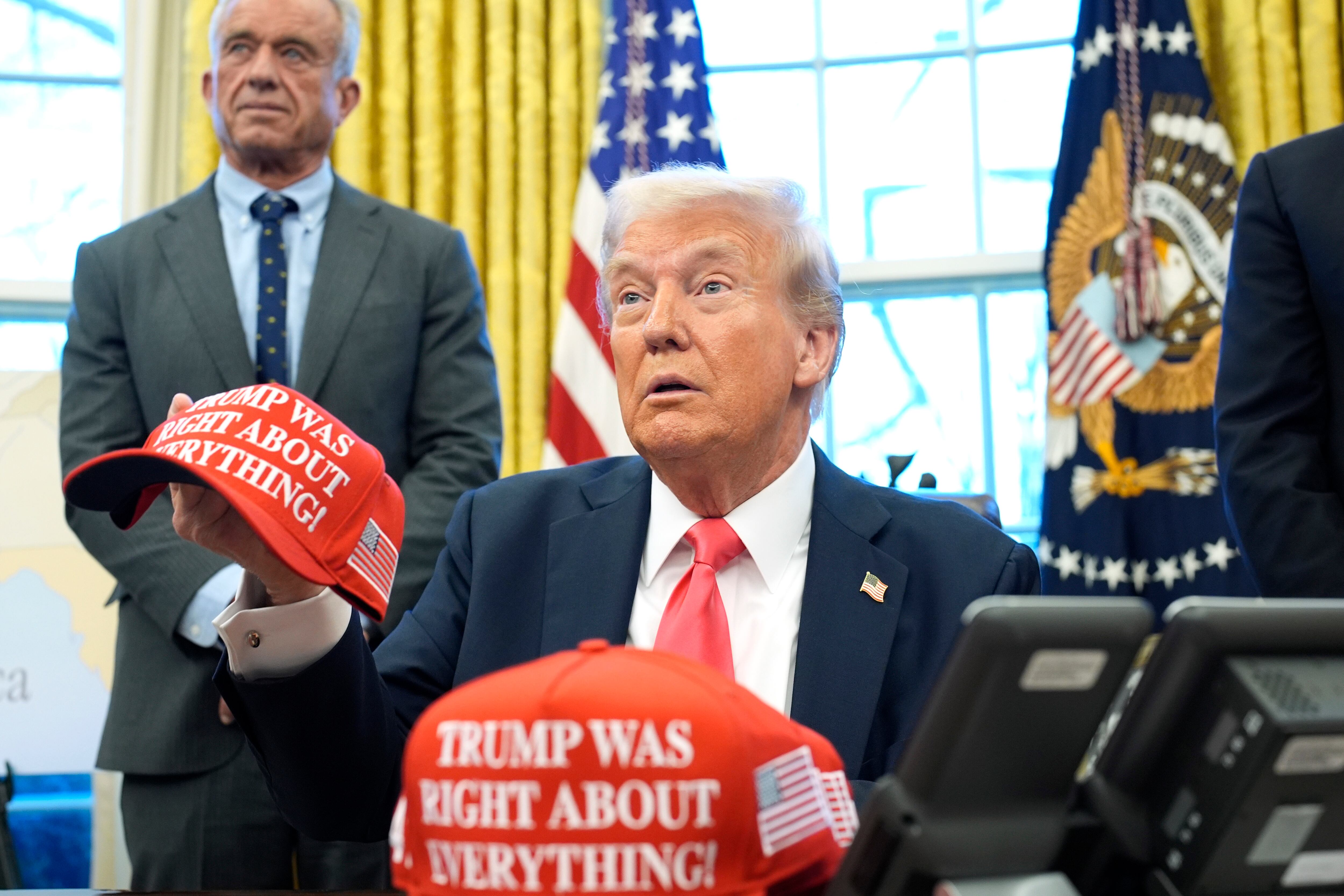Washington (USA), 25/02/2025.- US President Donald Trump (R) holds a hat reading 'Trump was right about everything' alongside Health and Human Services Secretary Robert F. Kennedy Jr. after signing executive orders in the Oval Office of the White House in Washington, DC, USA, 25 February 2025. EFE/EPA/YURI GRIPAS / POOL