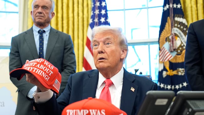 Washington (USA), 25/02/2025.- US President Donald Trump (R) holds a hat reading 'Trump was right about everything' alongside Health and Human Services Secretary Robert F. Kennedy Jr. after signing executive orders in the Oval Office of the White House in Washington, DC, USA, 25 February 2025. EFE/EPA/YURI GRIPAS / POOL