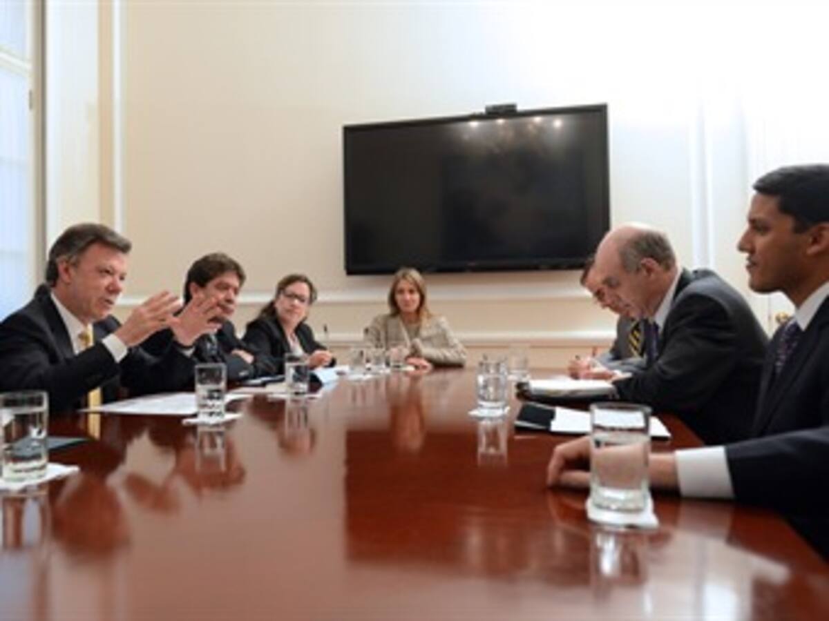 Delegado de Obama ratifica ante Santos apoyo para proceso de paz