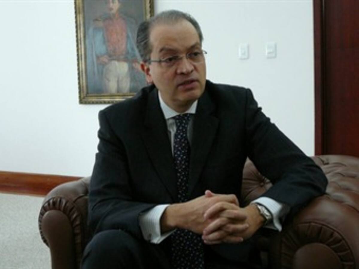 Gobierno responde acusaciones de Uribe sobre prebendas para aprobar reforma tributaria