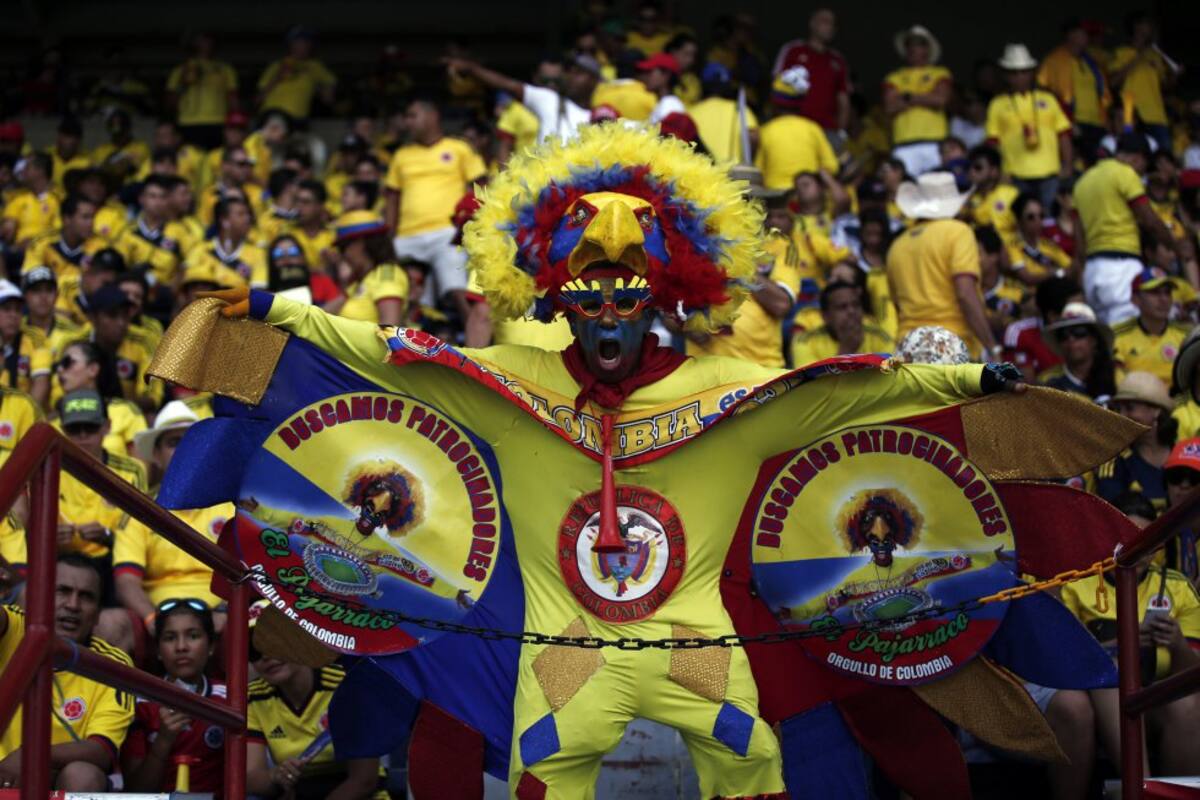 Coloridos hinchas hacen el espectáculo previo al inicio del encuentro frente a Chile.