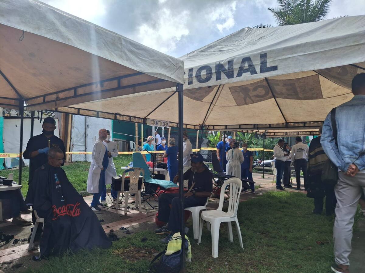 Centro de atención móvil para habitantes de calle llegó a los puentes de La Cejita en Armenia