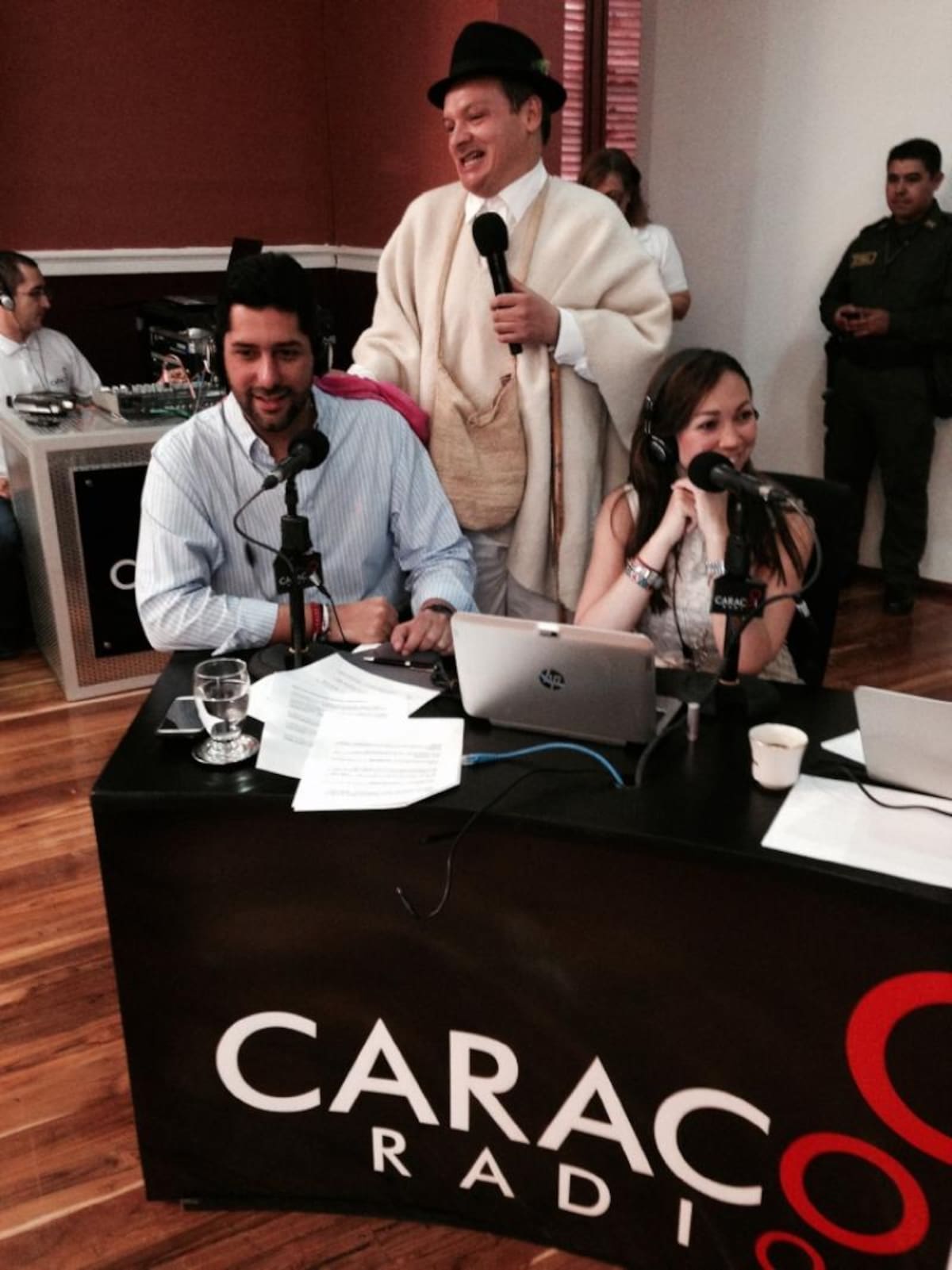 Darío Arizmendi y su equipo desde la heroica, mostrando lo mejor de la ciudad y sus gentes. Foto: Caracol Radio.
