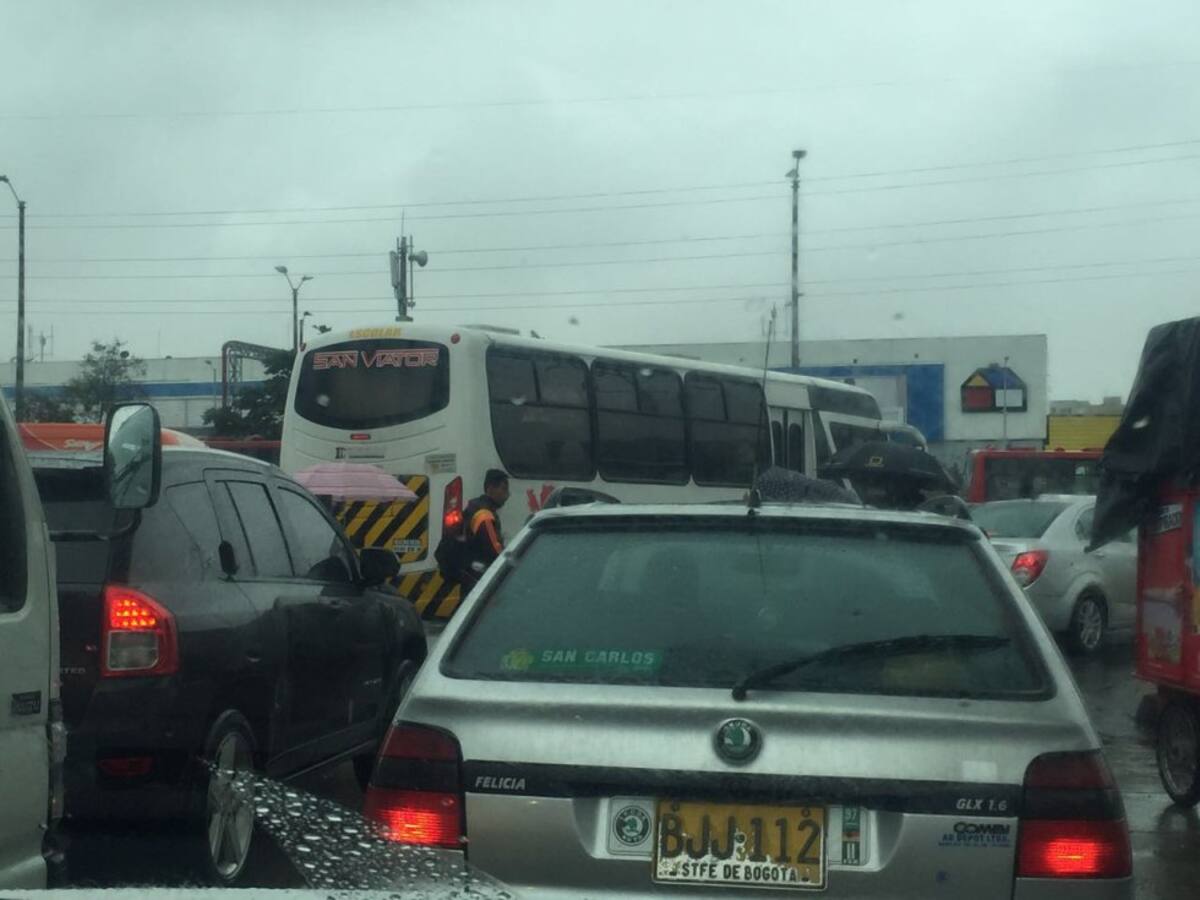 Choques simples y caos vehicular por lluvias en Bogotá 